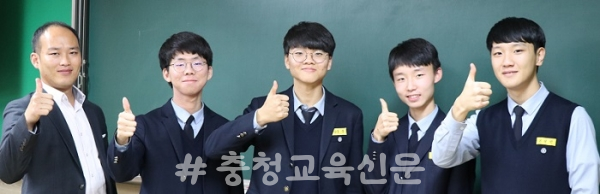 최근 2017 생태하천 모니터링 발표대회에서 최우수상에 선정돼 환경부장관상을 수상한 서일고 '탄동천 그루터기팀'. 사진 왼쪽부터 이정훈 지도교사, 김명근, 낭궁준, 김현식, 김성민 학생.