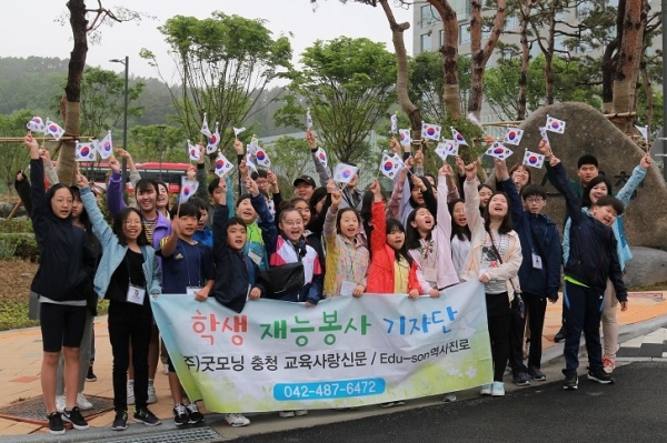 학생기자들은 예산군청 앞에서 밤새 만든 태극기를 들고 만세삼창을 외쳤다.