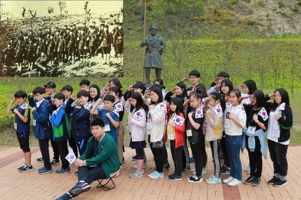 김좌진장군이 이끈 북로군정서군이 청산리 대첩 직후 찍은 사진(왼쪽 네모)을 고스란히 재현한 교육사랑신문 학생기자단의 열병식 모습