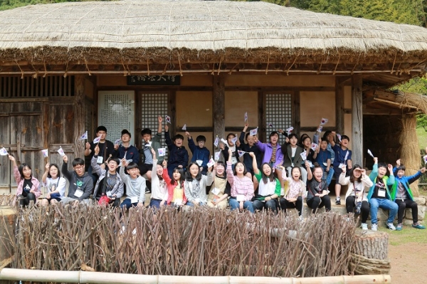 만해 한용운 선생 생가에서 학생기자들 모두 태극기를 꺼내 들고 대한독립만세를 외쳤다.