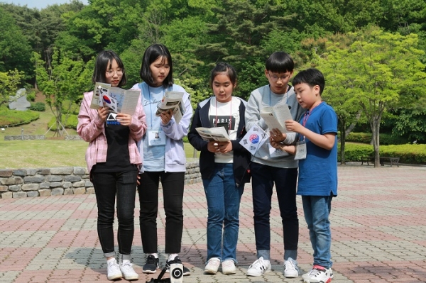 학생기자들은 각 모둠별로 시 '님의 침묵'을 낭송하는 자리를 가졌다.