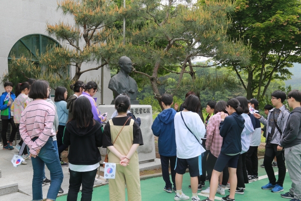 만해 한용운 선생은 승려이자 시인이며 항일지사다.