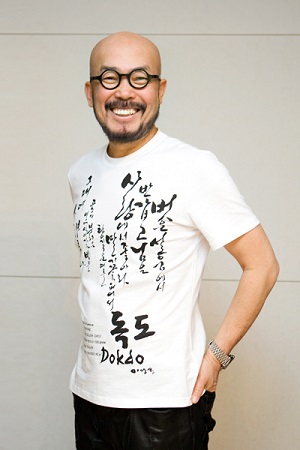 이상봉 디자이너는 한글과 단청, 조각보 등 전통문화 콘텐츠를 활용한 패션디자인을 선보여 왔다. 한글 프린팅 티셔츠를 입고 있는 이상봉 디자이너 모습.(사진출처=Lie Sang Bonh)