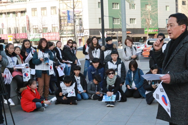 윤철현 매헌윤봉길월진회 상임이사는 독립문에서 교육사랑학생기자들이 월진회 청년단으로서 나아갈 길을 설명하고, 매헌의 나라사랑정신을 계승해 줄 것을 당부했다.