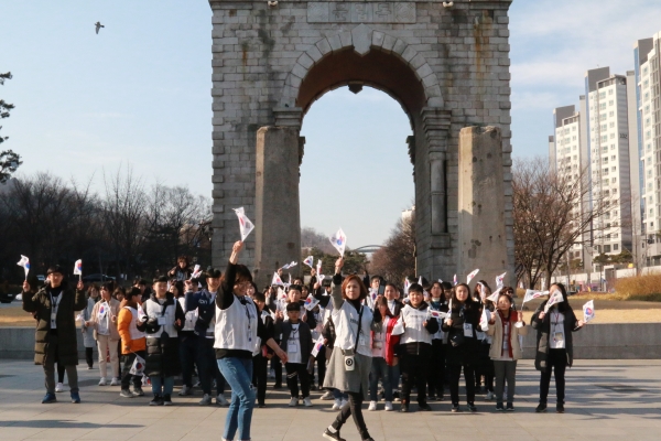 교육사랑학생기자들은 독립문에서 세계평화만세운동과 함께 나라사랑 정신을 다지는 태극기 군무 플래시몹을 펼쳤다.