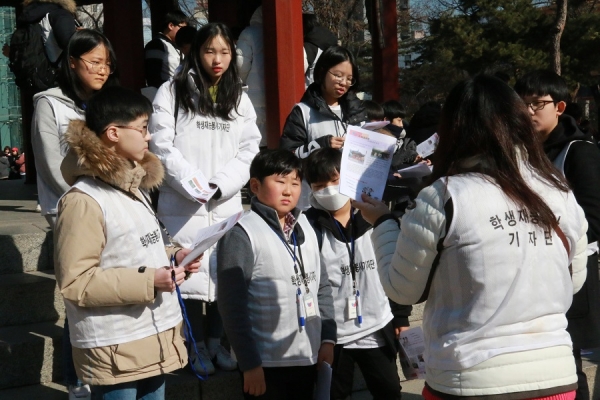 학생기자들은 한지에 독립선언서를 쓰고, 시민들을 상대로 민족대표 33인 서명을 받는 퍼포먼스를 펼쳤다.