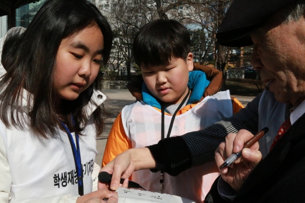 탑골공원에서 만난 재야역사학자 이이화 선생님이 학생기자들에게 3.1운동의 의미를 전하고, 만세운동을 격려했다.