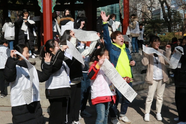 '달인'으로 유명한 개그맨 노우진씨가 민족대표로 서명한 뒤 학생기자들과 함께 만세삼창을 하고 있다.