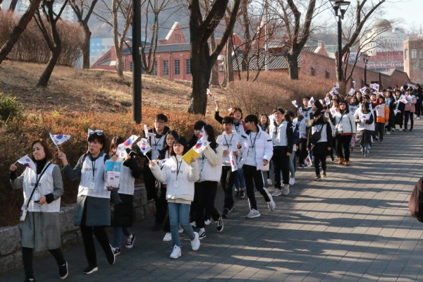 학생기자들은 서대문형무소에서 독립문까지 태극기를 흔들며 행진하면서 100년 전 3월 1일의 뜨거운 현장과 순국선열들의 나라사랑을 되새겼다.