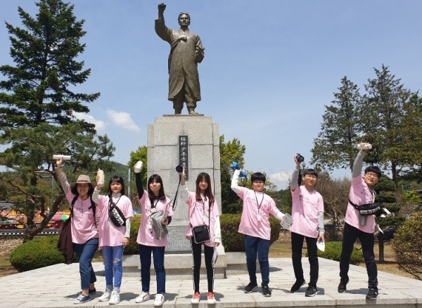 학생기자들이 87년전 전세계를 놀라게 했던 윤봉길의사의 상해 폭탄 의거를 재현하는 퍼포먼스를 선보이며, 애국심을 다지고 있다.