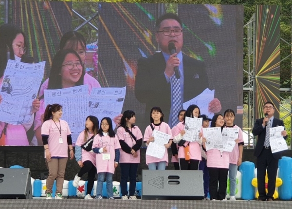 학생기자들은 밤새 만든 독립신문과 매헌신문을 윤봉길축제를 찾은 관람객들에게 나눠줘 신선한 읽을거리를 제공했다