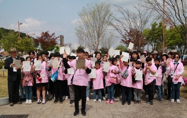 교육사랑학생기자단은 87년전 상해 폭탄 의거를 다짐하면서 윤의사가 썼던 한인애국단 선언문을 직접 작성한 뒤 박찬형 학생기자(대전어은중2)의 선창에 맞춰 이태복 월진회 회장과 함께 우렁찬 목소리로 낭독했다.