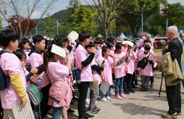 이태복 매헌윤봉길월진회 회장(전 보건복지부장관)이 학생기자들에게 매헌 윤봉길의 숭고한 나라사랑정신을 이어가 대한민국의 동량으로 성장해 줄 것을 당부했다.