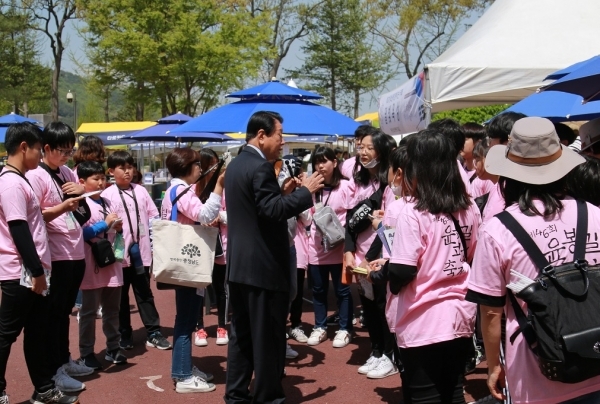 이우재 월진회 명예회장(제15·16대 국회의원)이 교육사랑학생기자단의 만세운동을 격려하고 있다.