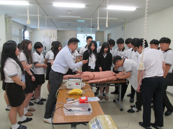 학생들의 관심은 곧바로 전공분야 체험활동으로 이어진다. 오성고가 눈부신 진학 실적을 내는 배경에는 소통하고 참여하는 민주적 학교 문화가 자리한다.