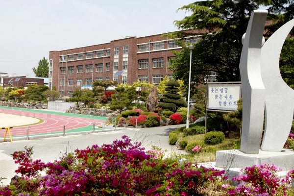 금산여고는 수시에 강한 학교다. 정시 수능 대비 90%가 수시로 대학에 진학했다. 수시 학생부중심전형에 발 빠르게 대처한 결과다.