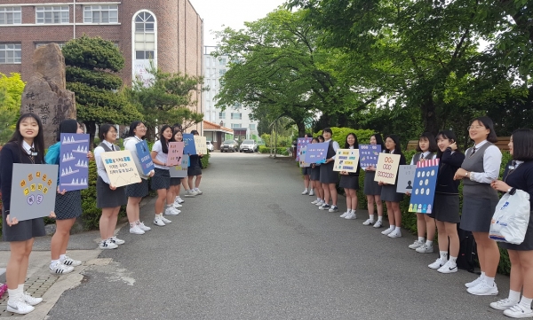 금산여고는 ‘꿈‧열정‧사랑으로 행복을 가꾸는 아름다운 학교’다. 전교생 359명과 교직원 54명의 소망이 담긴 슬로건이다.