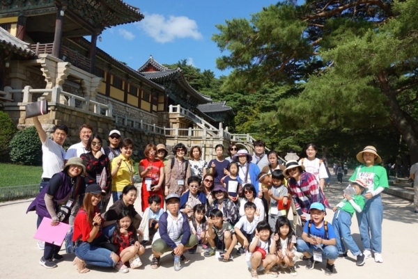 다문화가족사랑회(회장 박옥진)은 지난 22일 경주 일원에서 다문화가족 및 케어봉사자 80여명이 참여한 가운데 한국역사문화체험 행사를 가졌다.