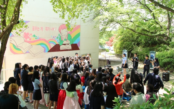 예술중점학교인 공주금성여고는 틈새음악회, 정기연주회, 파트음악회 등을 통해 학생들에게 다양한 무대경험을 쌓게 하면서 아이돌 스타와 뮤지션의 산실로 발돋움하고 있다.