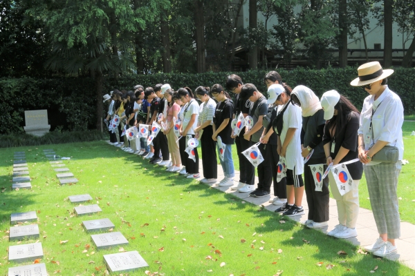 교육사랑학생기자들은 대한민국임시정부의 다섯 요인(신규식, 박은식, 안태국, 김인전, 노백린 등)이 잠들어있던 만국공묘를 방문하고, 여전히 한국으로 돌아오지 못한 독립운동가들의 묘석에 헌화와 참배를 했다.