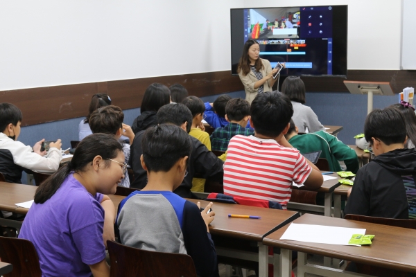 교육사랑신문 학생재능봉사기자단은 6일 대전 중구 목동 캡이지학원 대강의실에서 2019학년 학생기자단 마지막 소양교육을 실시하고, 동영상 촬영 및 편집 교육과 함께 대전시 주최 안전체험 UCC콘테스트 봉사도우미 활동을 펼쳤다.