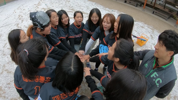 12월의 추운 바람도 성룡초 여자티볼팀의 열정을 막을 수 없다. 학생들이 어김없이 오전 8시에 모여 연습 시작을 알리는 힘찬 파이팅 구호를 외치고 있다.
