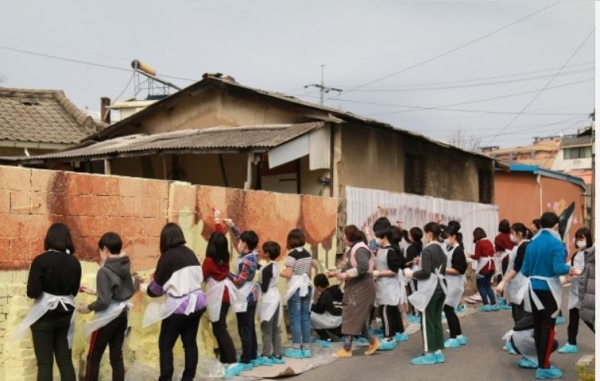 벽화봉사에 참가한 학생들은 마을 담장에 멋진 그림을 그려 넣음으로써 청소년 참여형 도시재생 사업의 롤모델을 만들고 있다.