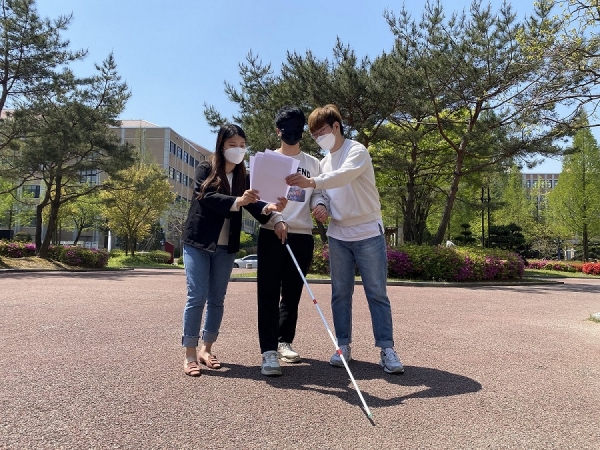 목원대 사회복지학과 학생들이 19일 오전 교내 문화콘텐츠대학 광장에서 장애인식 개선을 위한 체험 영상을 촬영하고 있다.(교육사랑신문 권성하 기자)