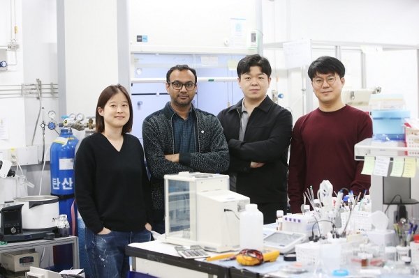 KAIST 화학과 변혜령, 김우연 교수(사진 좌우) 공동연구팀이 유기 분자로 이루어진 다공성 골격구조체를 이용해 높은 사이클 성능을 가지는 리튬-유기 하이브리드 전지를 개발했다. 이번 연구는 KAIST 화학과 비크람 싱아(Vikram Singh) 박사와 김재욱 박사(사진 중앙)가 공동 제1저자로 참여했다.[교육사랑신문 권성하 기자]