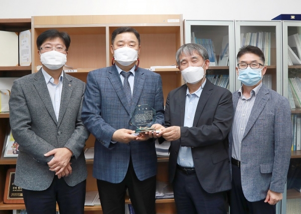 구본환 대전시의회 교육위원장이 25일 대전 최초 통합학교인 둔곡초·중학교 신설에 대한 공로로 주민들에게 감사패를 받았다.[교육사랑신문 권성하 기자]