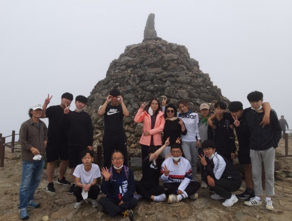 가정형 위센터 입소 청소년들이 지리산 노고단을 등정했다. [교육사랑신문 권성하 기자]