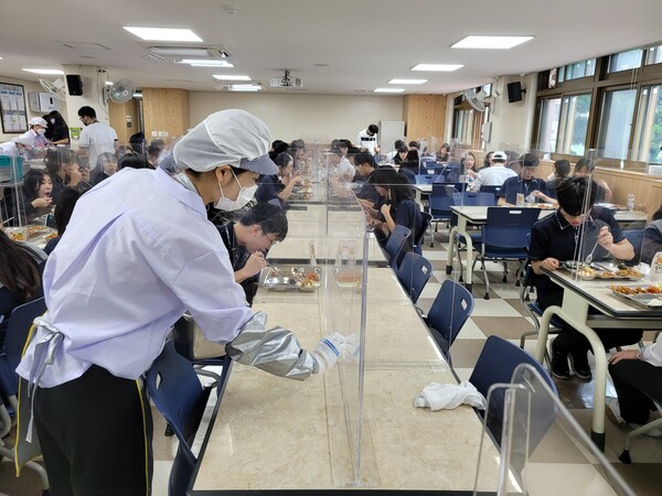 대전생활과학고는 코로나19 방역을 위한 교육활동 지원인력을 지역 주민들의 일자리 창출과 연계하면서 '지역 주민에 의한 학교 방역'이라는 새로운 시스템을 만들었다. [교육사랑신문 권성하 기자]