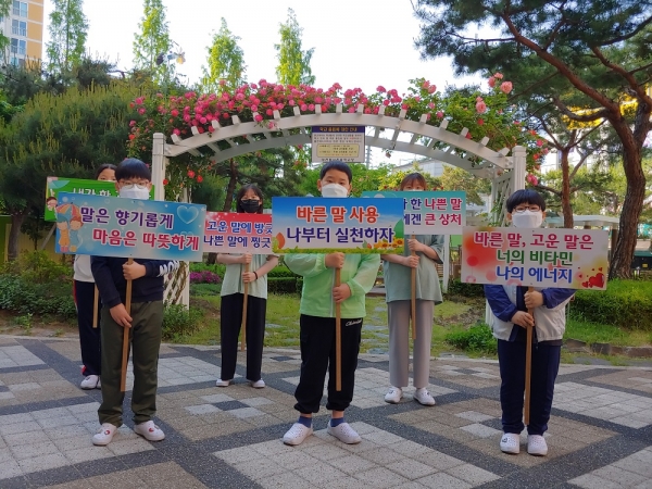 대전교육청의 '친구사랑 3운동'이 고운 말씨, 바른 예의, 따뜻한 소통의 세가지 실천과제를 통해 학교폭력을 예방하고, 즐거운 학교 현장을 구현하면서 '대전형' 민주시민교육의 수범사례로 꼽히고 있다.[교육사랑신문 권성하 기자]