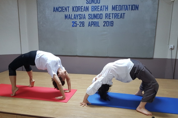 지난 2019년 2월 말레이시아에서 '김현문 교수와 함께 하는 힐링명상여행'이 진행됐다. 당시 선보였던 선체조 시범이 큰 호응을 얻었다. [교육사랑신문 권성하 기자]