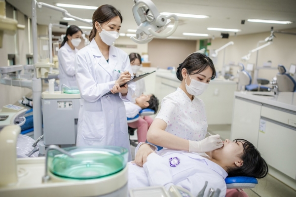 건양대 치위생학과가 제49회 치과위생사 국가시험에서 졸업생 52명 전원이 합격하는 쾌거를 달성했다. [교육사랑신문 권성하 기자]