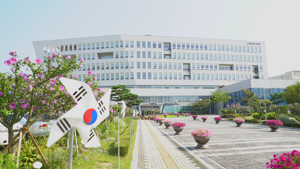충남도교육청은 학생 안전 강화와 교육여건 회복을 위한 과밀학교 해소 대책을 마련했다. 사진은 충남도교육청 전경. [사진 충남도교육청 제공]