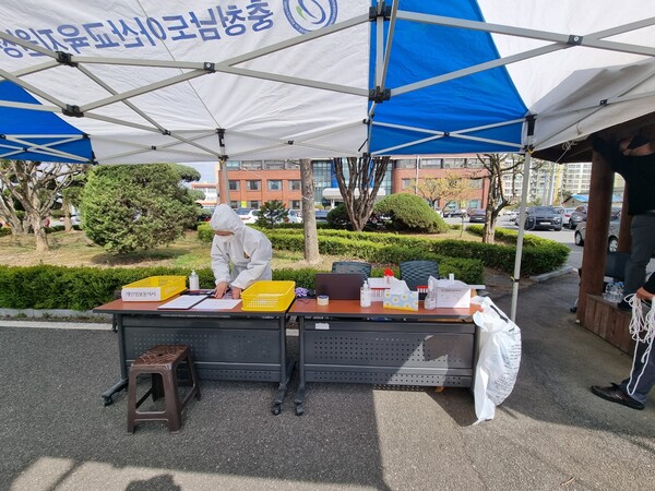 충남도교육청이 천안, 아산, 서산, 당진교육지원청에 코로나19 거점형 PCR 검사소를 운영한다. 사진은 아산교육지원청에 마련된 검사소. [교육사랑신문 권성하 기자]
