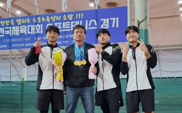 양일현 선수와 조홍석 감독, 김태영·오승언 선수가 단체 사진을 찍고 있다.(사진 왼쪽부터)