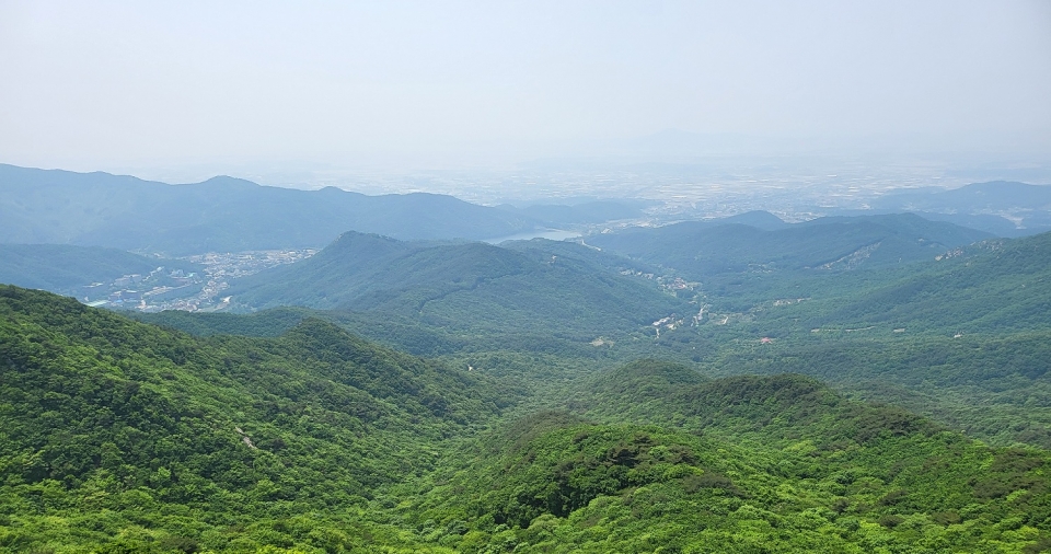 올해는 내포 충남도청 개청 10주년이 되는 해다. 충남도가 도청소재지인 내포신도시의 외연과 기능 확장에 박차를 가하면서 내포의 주산(主山)인 가야산의 문화관광 발전과 정주여건 조성 등에 대한 관심이 높아지고 있다. 사진은 가야산 가야봉에서 서산 해미면 쪽을 바라본 모습이다.