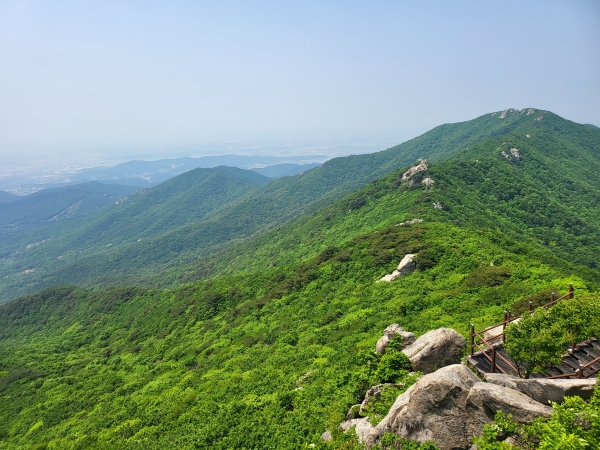 가야산 가야봉에서 북쪽 석문봉 방면을 바라본 모습(사진=박성민 기자)