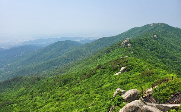 가야산은 내포의 진산이자 문화의 중심으로 수많은 원형문화콘텐츠를 간직하고 있다. 사진은 가야산 가야봉에서 석문봉을 바라 본 모습.