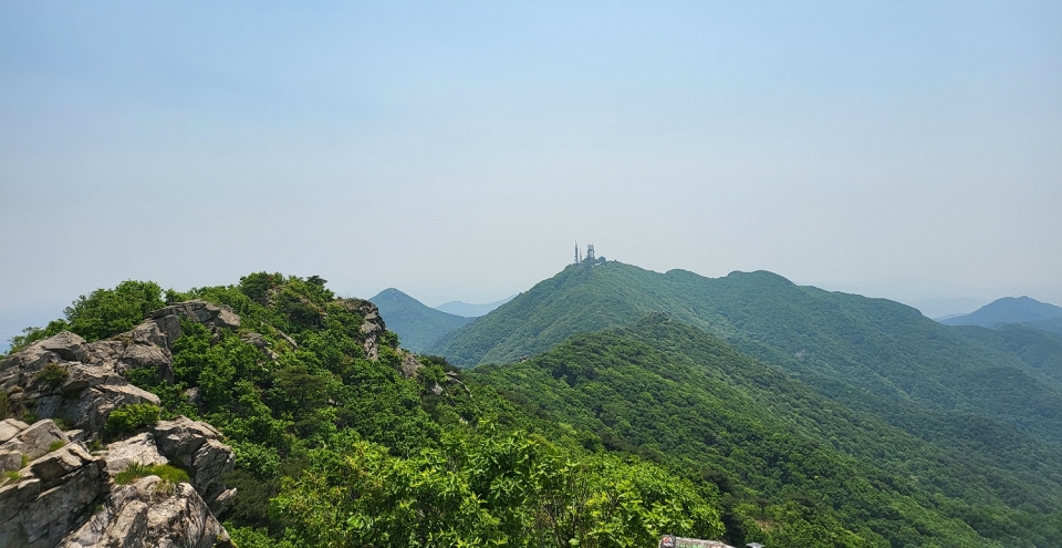 가야산은 충남 내포일원의 주산(主山)이다. 예로부터 가야산 인근 열 고을을 내포라 불렀고, 사람이 살기에 가장 좋은 곳으로 꼽혔다. 사진은 가야산 석문봉에서 가야봉을 바라본 방향이다.