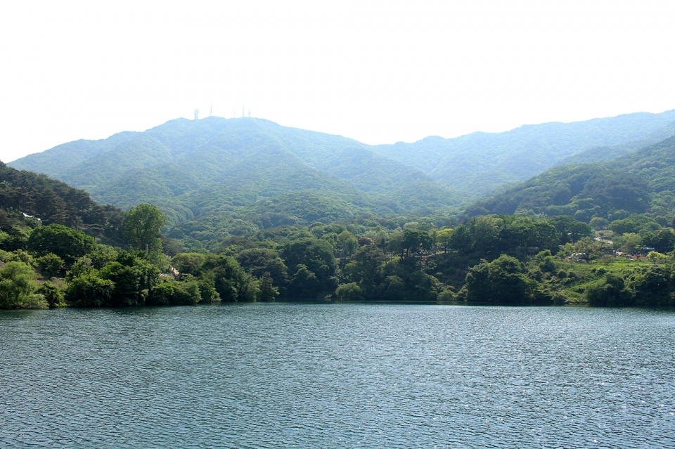 예산군 덕산면 상가리저수지에서 가야산을 바라본 모습