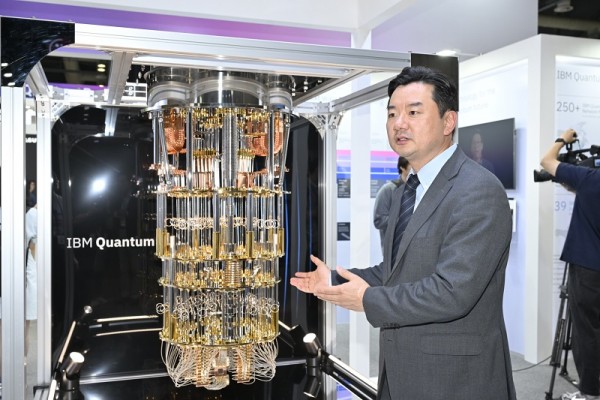 IBM 퀀텀 시스템 원 실물 모형